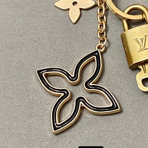 LOUIS VUITTON LOCK AND KEY ON KEYCHAIN #302-c - Picture 8 of 8